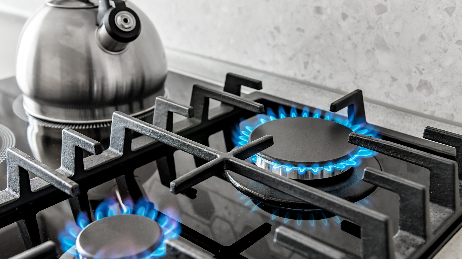 Pakistan to Spend Over $1 Billion on LNG Imports to Avert Winter Gas Shortage as PM Decision Looms 7 Blue gas flame burning on a kitchen stove