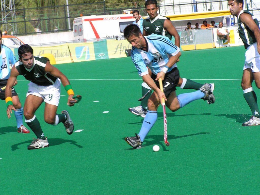 Argentina vs Pakistan field-hockey match action (Pakistan #9 in green)