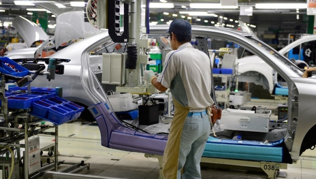 Pakistan Car Sales Jump 43% in Q1 FY27 as PAMA Data Shows Auto Market Revival 6 A worker assembling a car body on a Toyota assembly line
