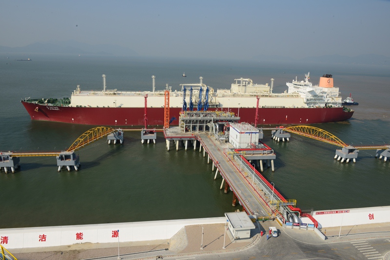 Pakistan Gets First LNG Cargo of October as Winter Gas Shortage Fears Grow 6 LNG carrier ship docked at an import terminal