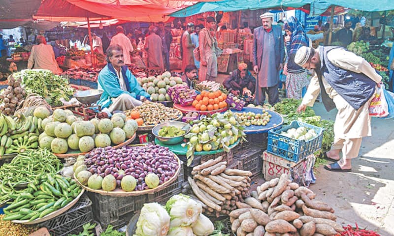 IMF Raises Pakistan Inflation Forecast to 9.9% for FY27, Keeps Growth at 3.5% 6 A busy vegetable market in Pakistan with vendors and shoppers