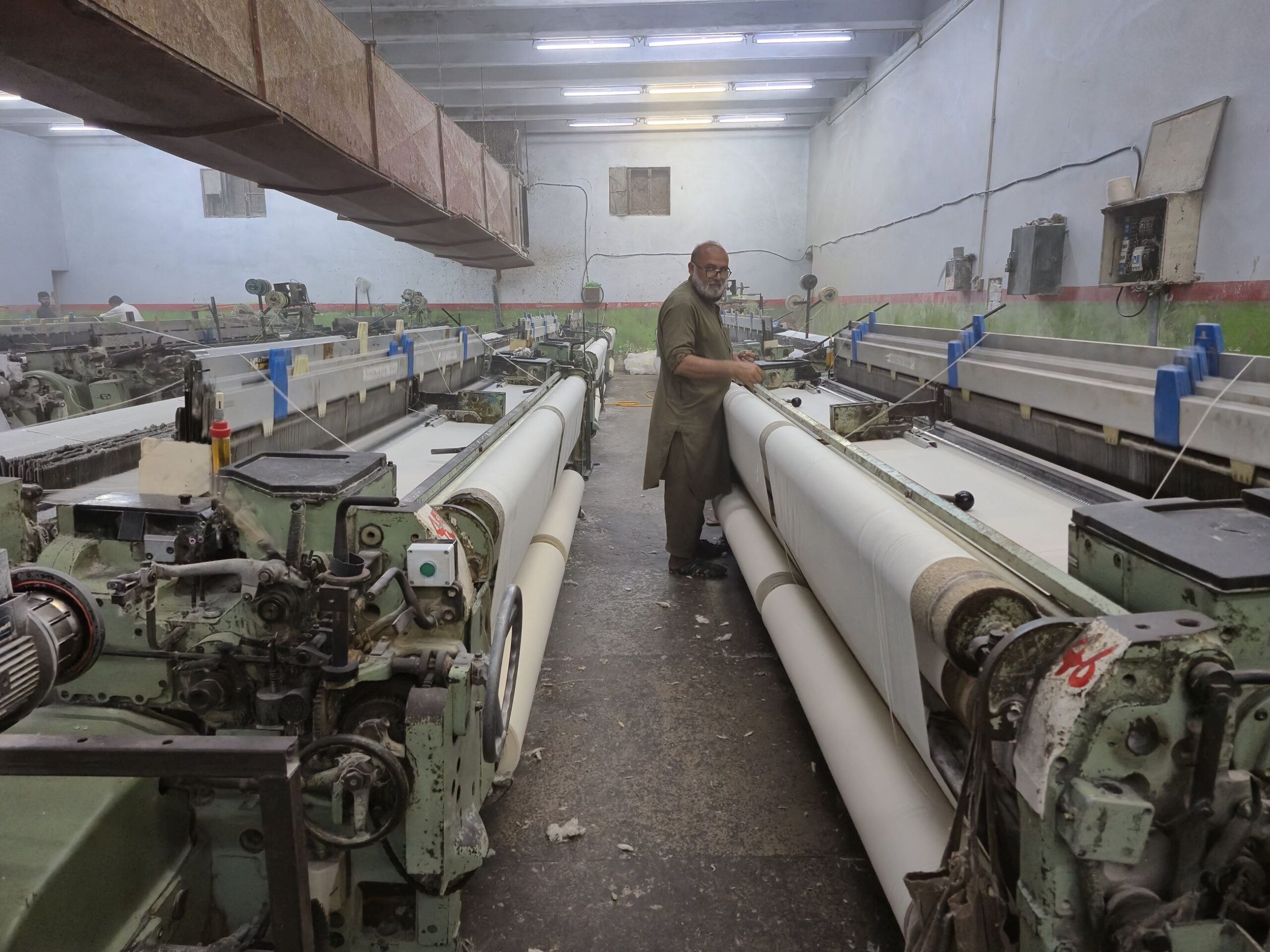 Pakistan Textile Exports Rise 5.26% to $5.03 Billion in Q1 FY27 — Garments Lead the Charge 7 Weaving loom producing fabric rolls in a textile factory