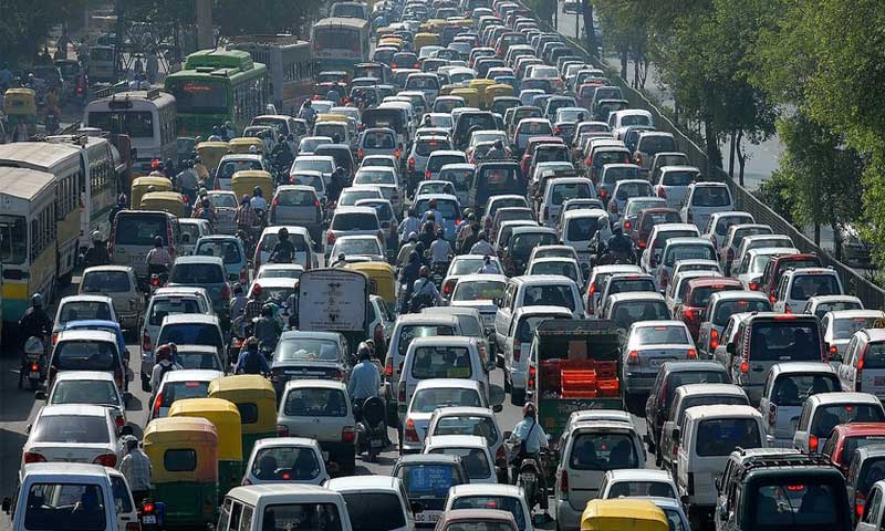 Pakistan Car Sales Jump 43% in Q1 FY27 as PAMA Data Shows Auto Market Revival 7 Cars, buses and auto-rickshaws in traffic on a Lahore road