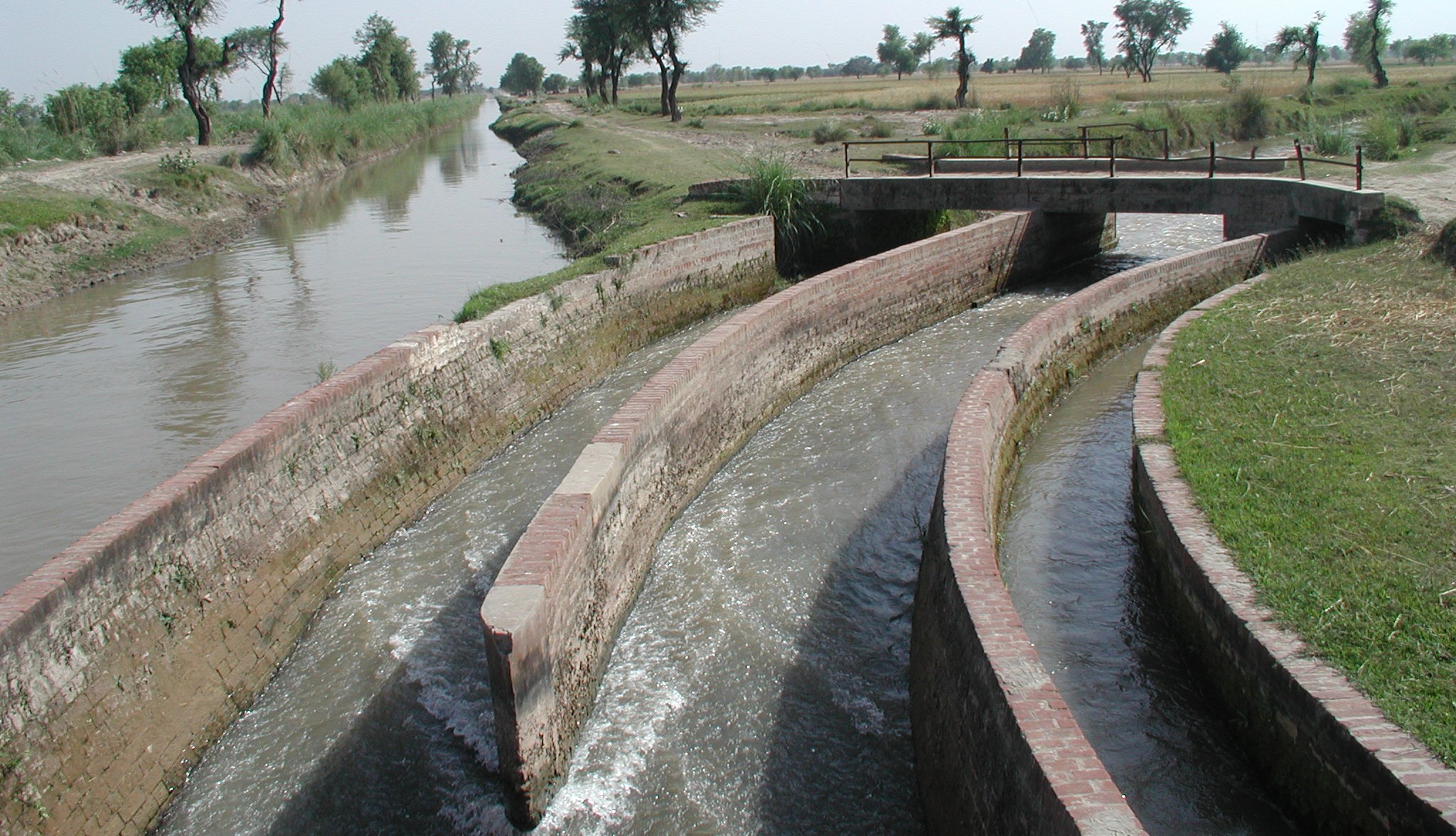 IRSA Projects 22% Water Shortage for Rabi Season — 33 Million Tonne Wheat Target at Stake 3 A water distribution canal in Pakistan's Indus basin irrigation system